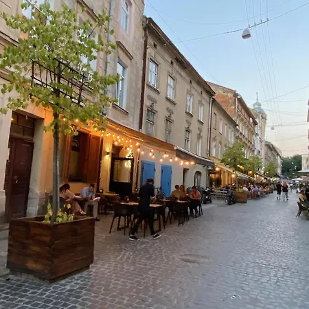 в центрі біля ратуші вулиця площа ринок 11 *