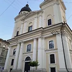 в центрі біля ратуші вулиця площа ринок 11 *