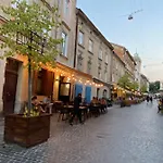 в центрі біля ратуші вулиця площа ринок 11 *