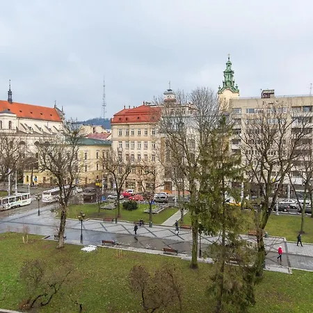 в центрі біля ратуші вулиця площа ринок 11 *