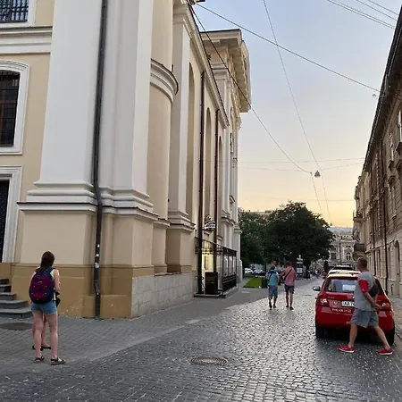 в центрі біля ратуші вулиця площа ринок 11 Lviv