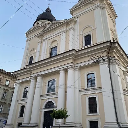 в центрі біля ратуші вулиця площа ринок 11 *