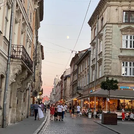 Апартаменти в центрі біля ратуші вул. площа ринок 11 *