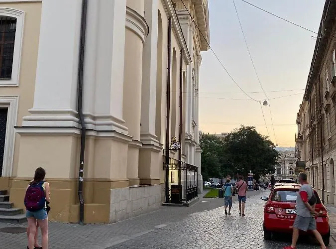 в центрі біля ратуші вулиця площа ринок 11 Lwów