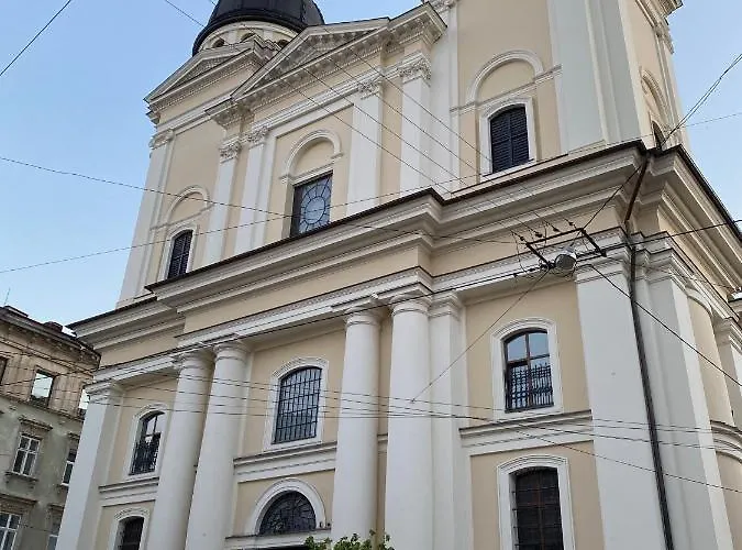 в центрі біля ратуші вулиця площа ринок 11 *