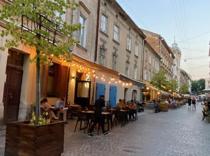 в центрі біля ратуші вулиця площа ринок 11 *