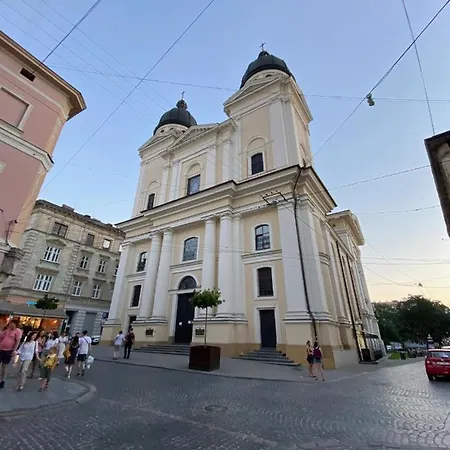 в центрі біля ратуші вулиця площа ринок 11 Daire