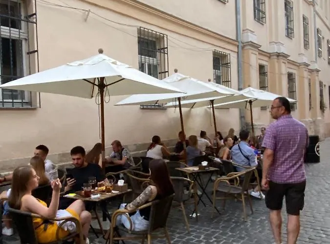 в центрі біля ратуші вулиця площа ринок 11 Daire