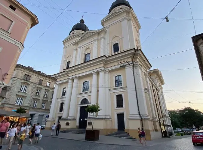 в центрі біля ратуші вулиця площа ринок 11 Daire